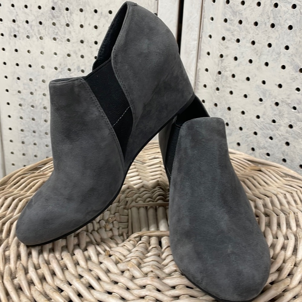 Vionic suede
